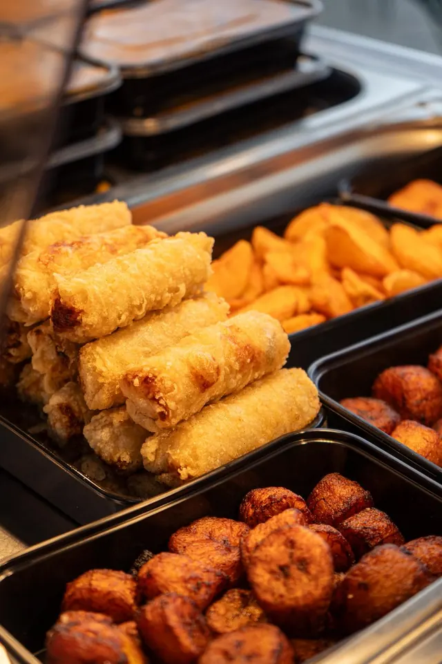 Nems, bricks et alloco en vitrine
