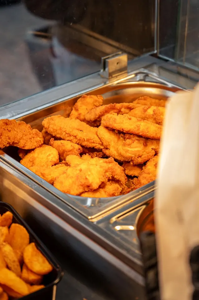 Tenders et pommes de terre en vitrine