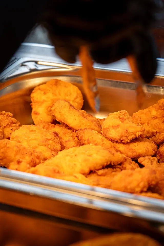 Tenders croustillants nappés de sauce