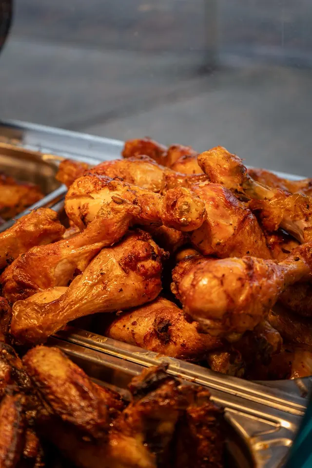Cuisses de poulet braisées en vitrine